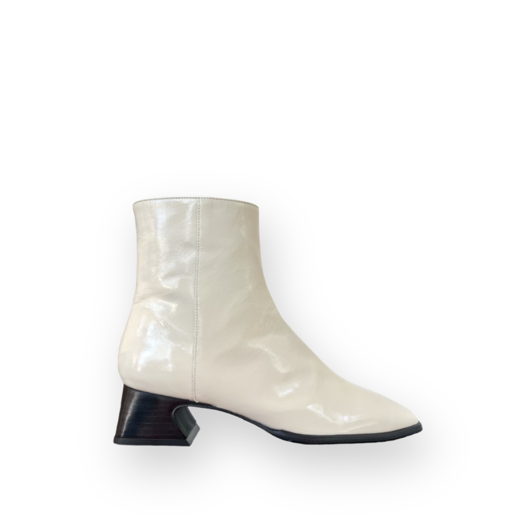 ANGEL ALARCON CREMIA BOOT IN CREAM PATENT LEATHER 37