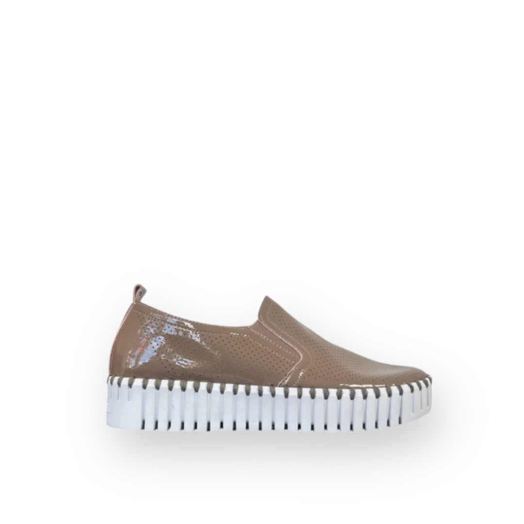 ILSE JACOBSEN - TULIPC1010 PLATFORM FLAT IN MILK CREME 121 PATENT SYNTHETIC LEATHER