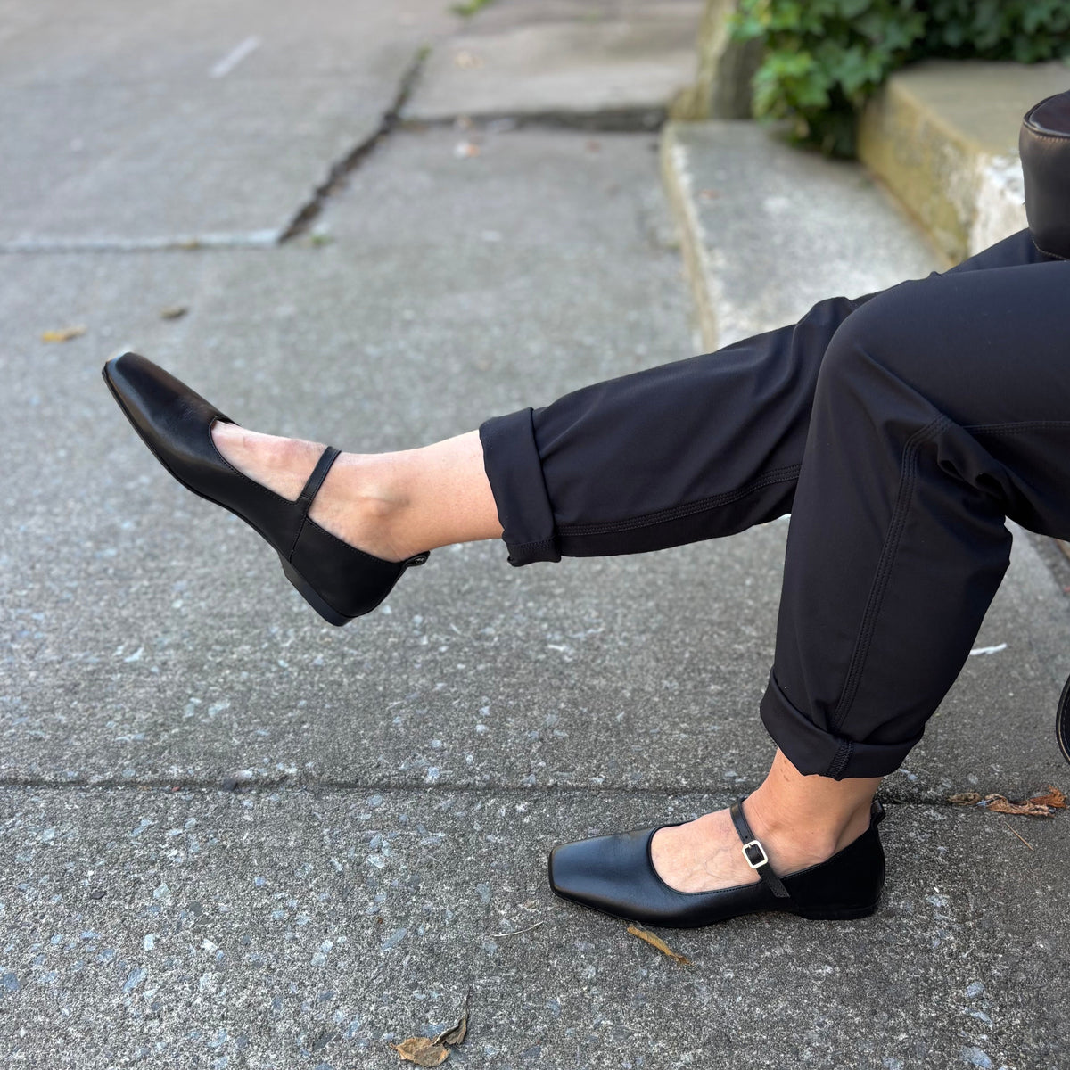 VAGABOND SHOEMAKERS - DELIA MARY-JANE FLAT IN BLACK LEATHER – the