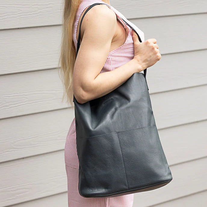 RISA - LILA POCKET TOTE BAG IN MOONLIGHT BLUE LEATHER