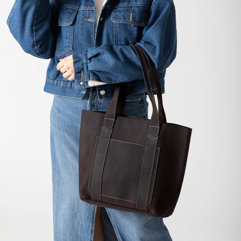 RISA - THREADED POCKET TOTE BAG IN DARK BROWN OILED LEATHER