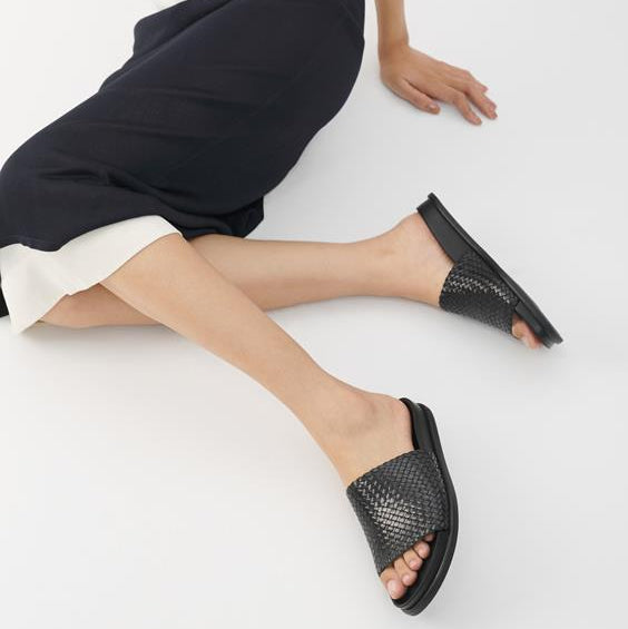 VAGABOND SHOEMAKERS - EFFIE SLIDE SANDAL IN BLACK WOVEN LEATHER