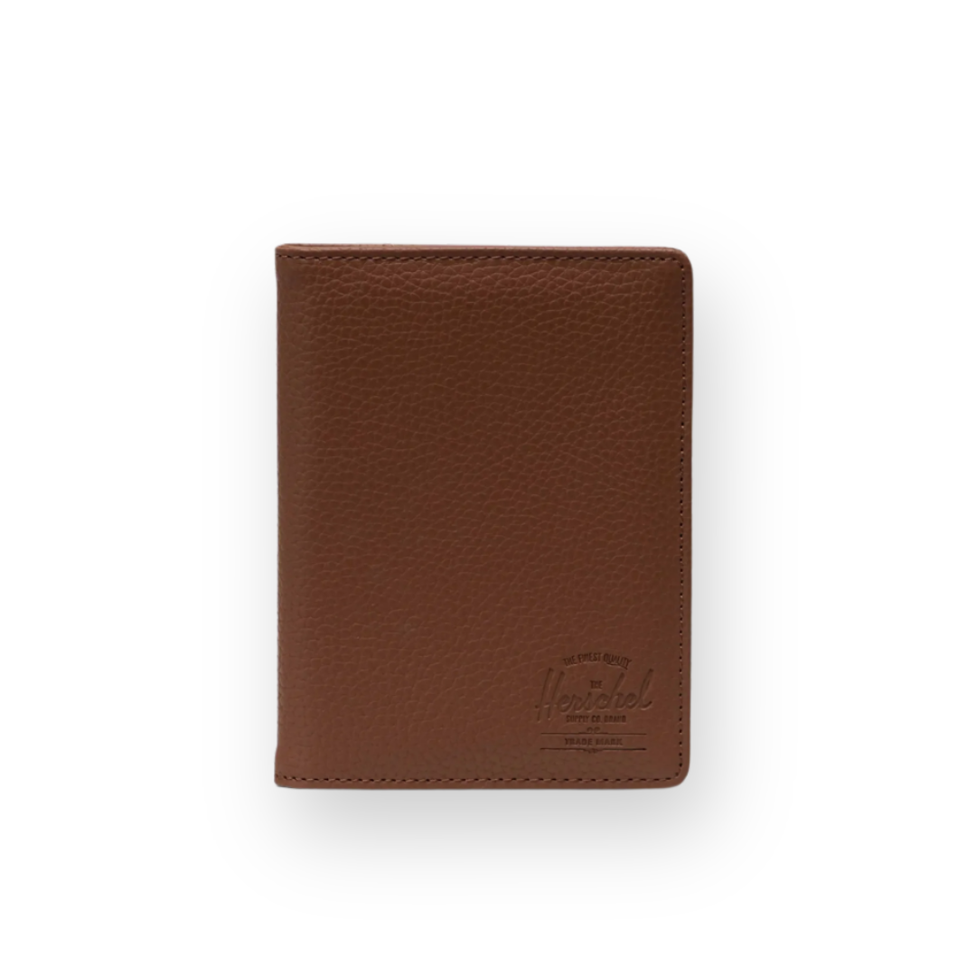 HERSCHEL - RAYNOR PASSPORT HOLDER IN SADDLE BROWN VEGAN LEATHER