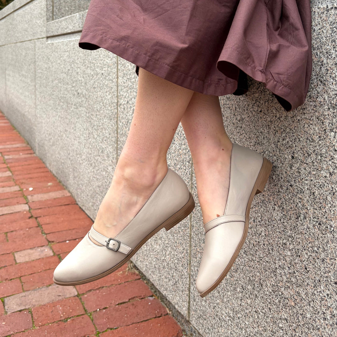 BUENO - BOBBI FLAT IN LIGHT GREY LEATHER