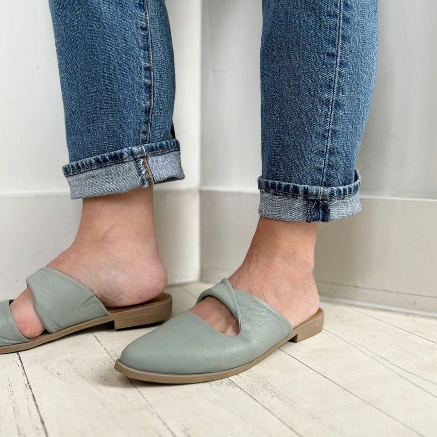 BUENO - BLAKELY MULE IN PALE GREEN LEATHER