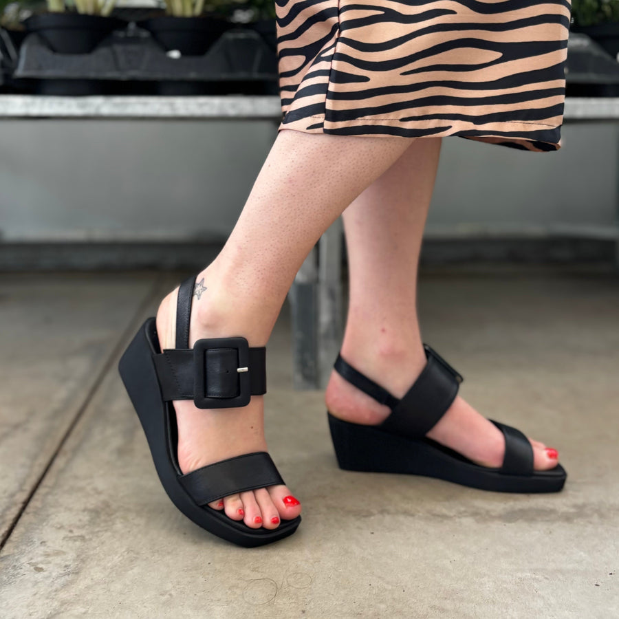 BUENO - FELICITY WEDGE SANDAL IN BLACK LEATHER
