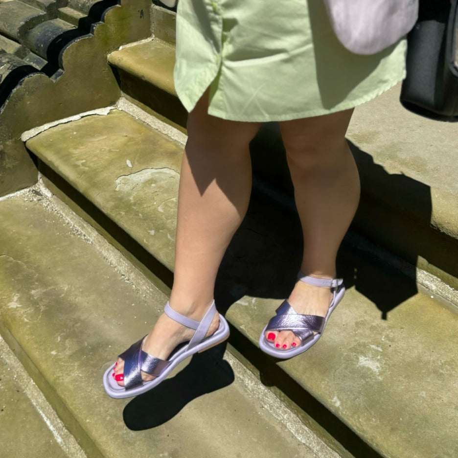 BUENO - EMMA SANDAL IN LILAC METALLIC LEATHER