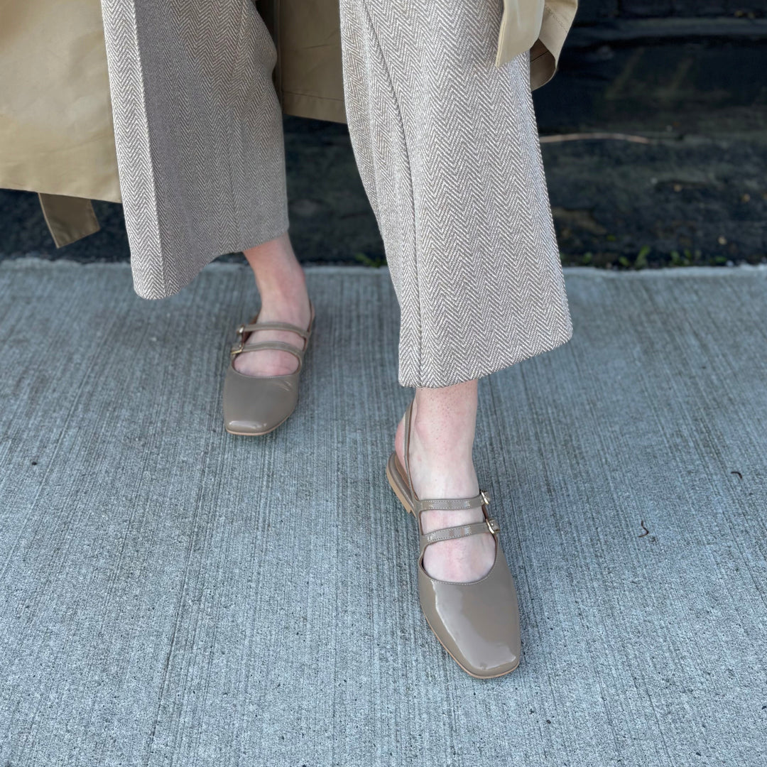 BUENO - ESTELLA SLINGBACK FLAT IN TAUPE PATENT LEATHER