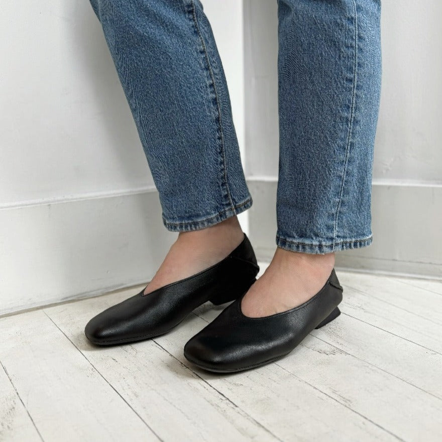 CAMPER - CASI MYRA FLAT K201253-015 IN BLACK LEATHER