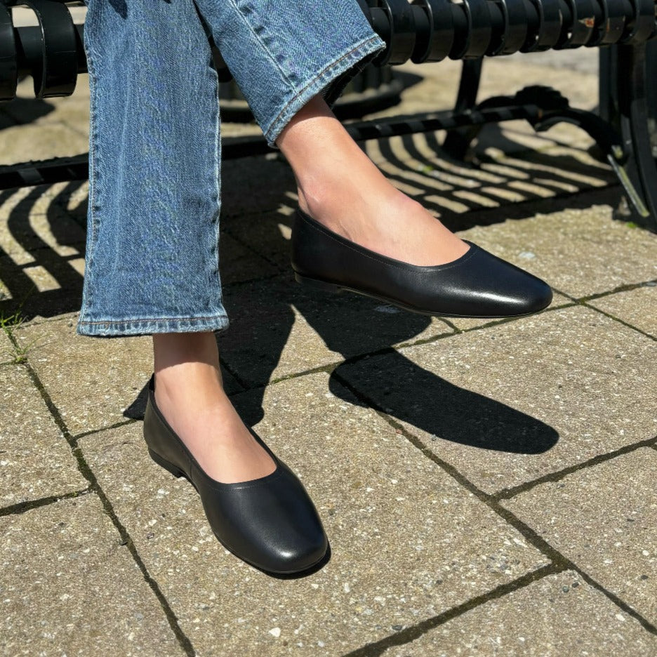 CAMPER - CASI MYRA FLAT K201253-015 IN BLACK LEATHER