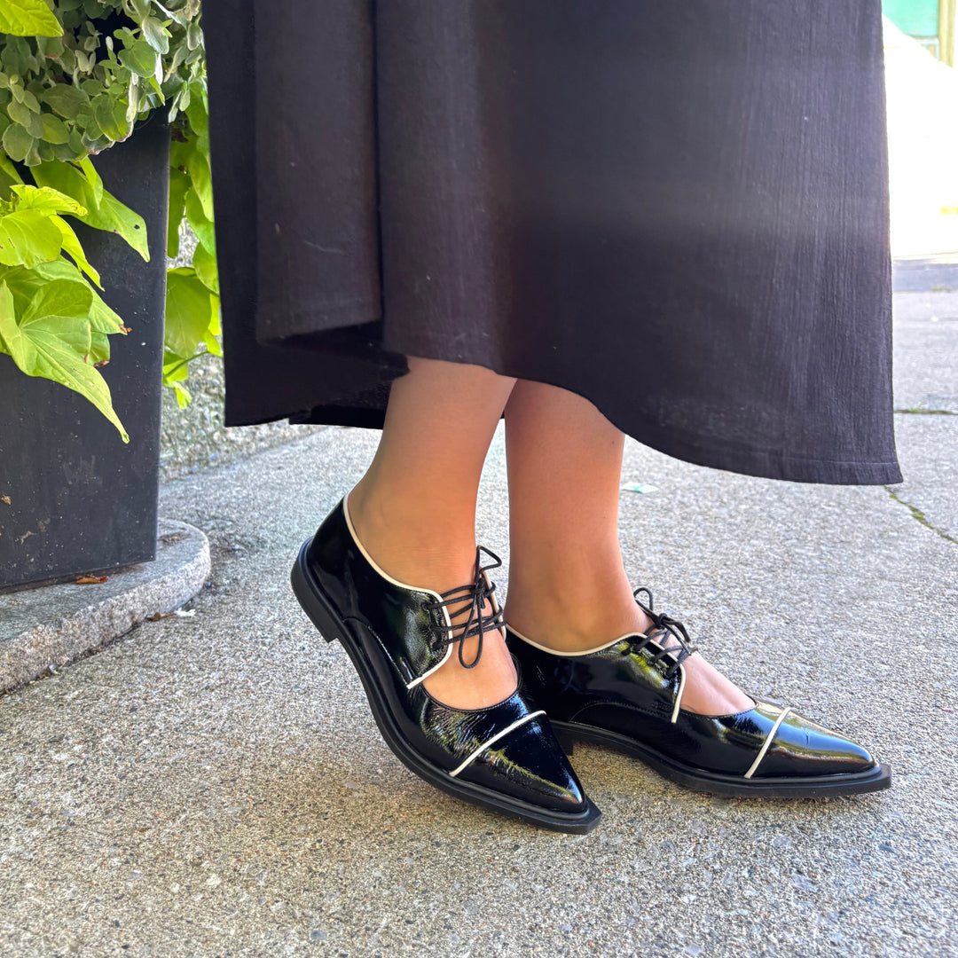 ATELIERS - CAROLINA LACE UP FLAT IN BLACK PATENT LEATHER