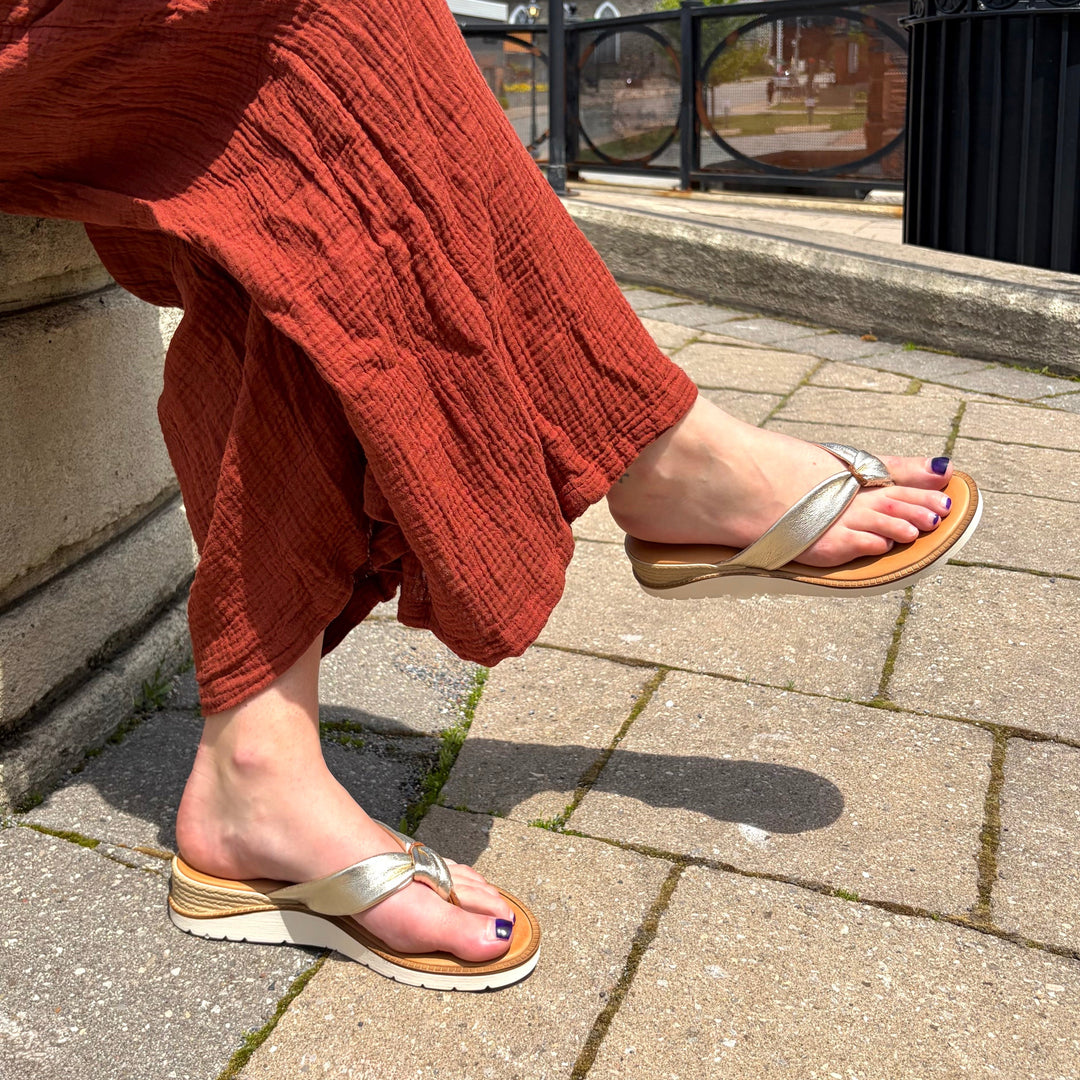ATELIERS - CHANDRA THONG SANDAL IN GOLD LEATHER