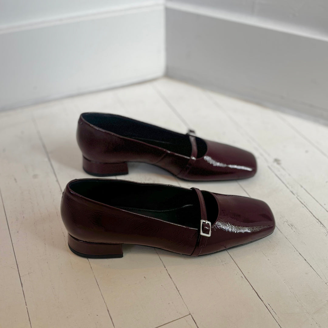 VAGABOND SHOEMAKERS - DEBBI MARY-JANE PUMP IN CHERRY PATENT LEATHER