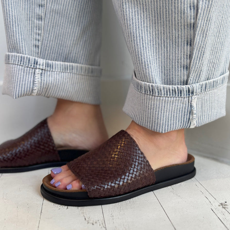 VAGABOND SHOEMAKERS - EFFIE SLIDE SANDAL IN CHOCOLATE LEATHER