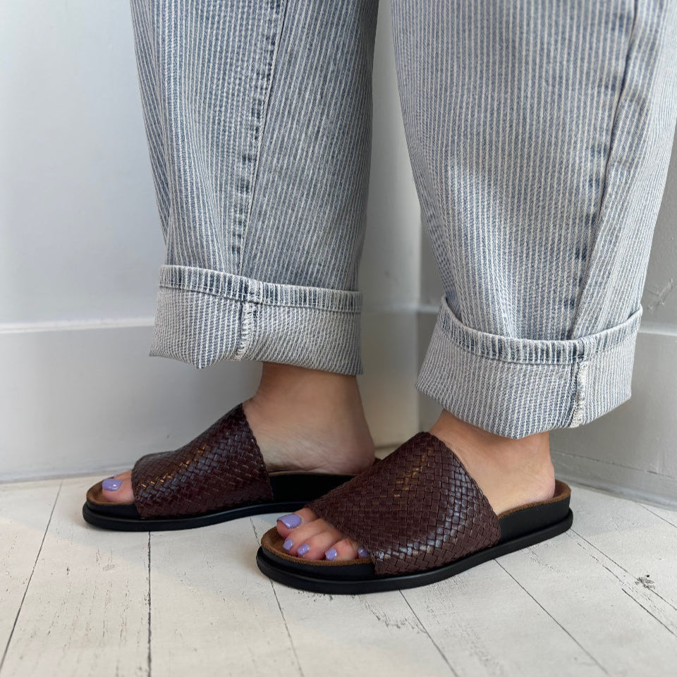 VAGABOND SHOEMAKERS - EFFIE SLIDE SANDAL IN CHOCOLATE LEATHER