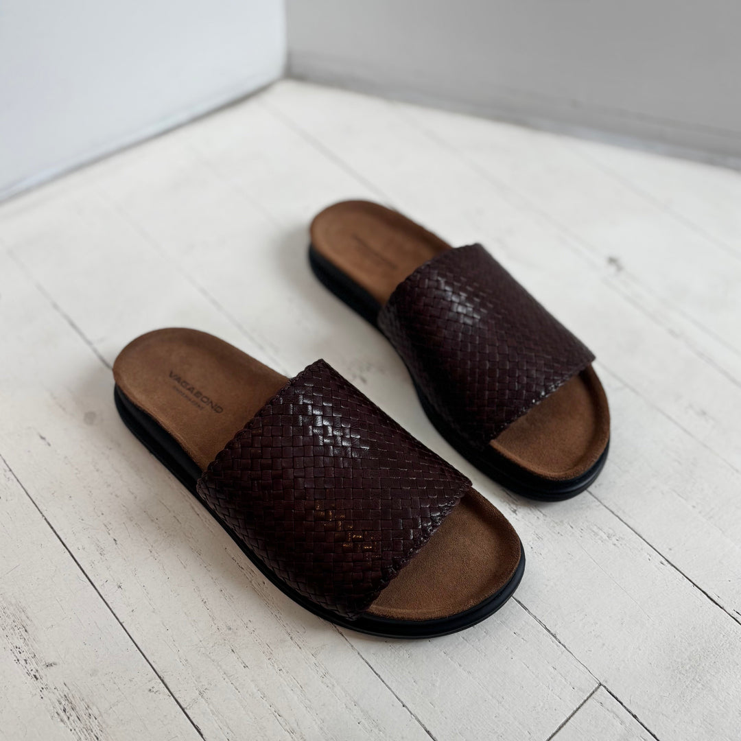 VAGABOND SHOEMAKERS - EFFIE SLIDE SANDAL IN CHOCOLATE LEATHER