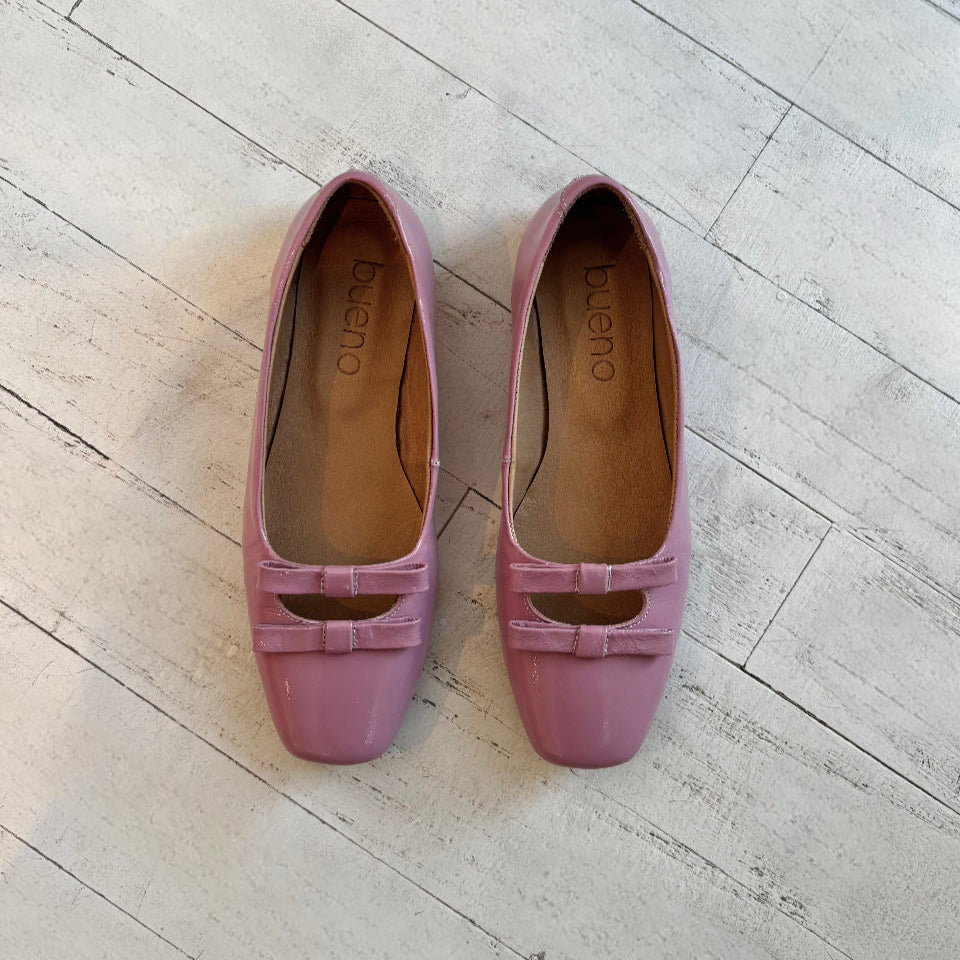 BUENO - ELOISE FLAT IN LILAC PATENT LEATHER