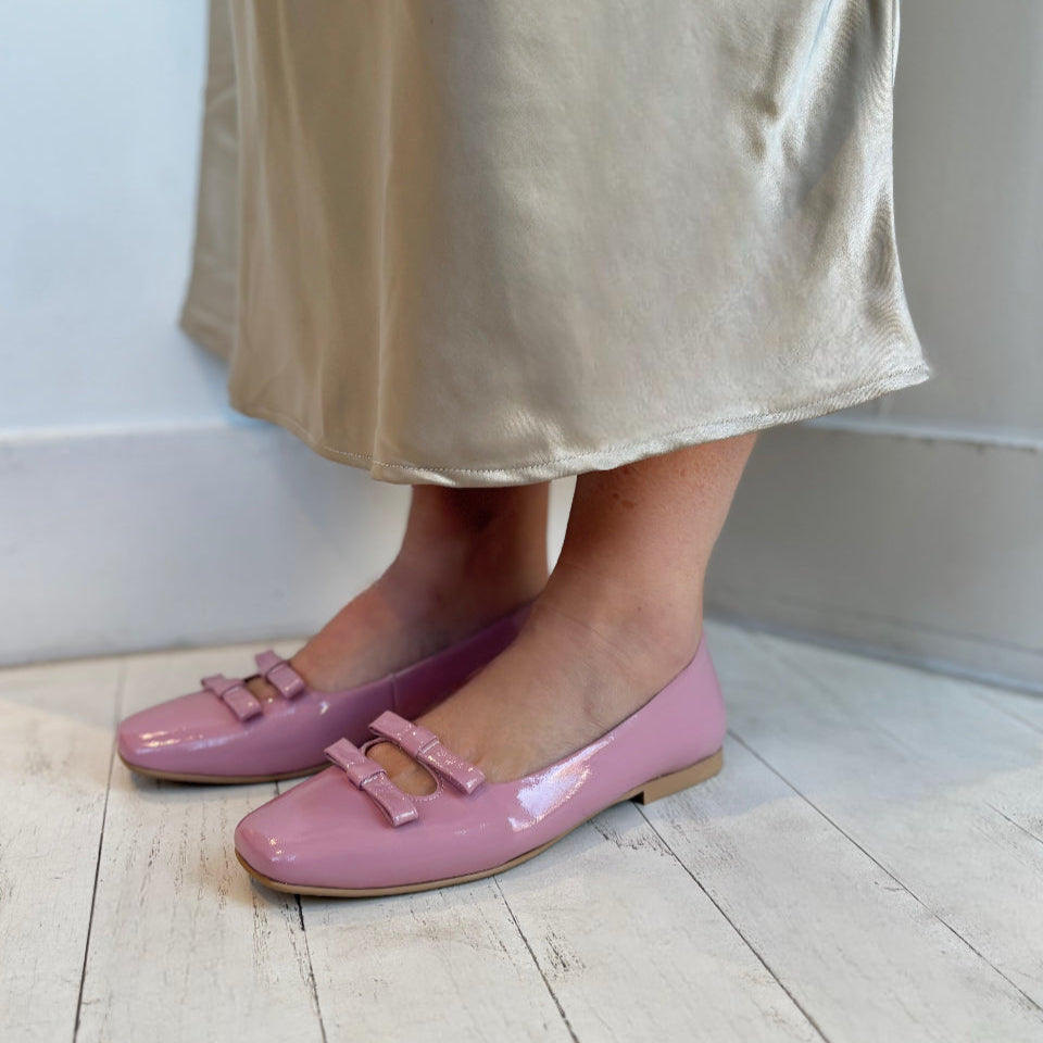 BUENO - ELOISE FLAT IN LILAC PATENT LEATHER