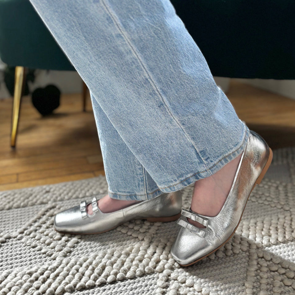 BUENO - ELOISE FLAT IN SILVER METALLIC LEATHER