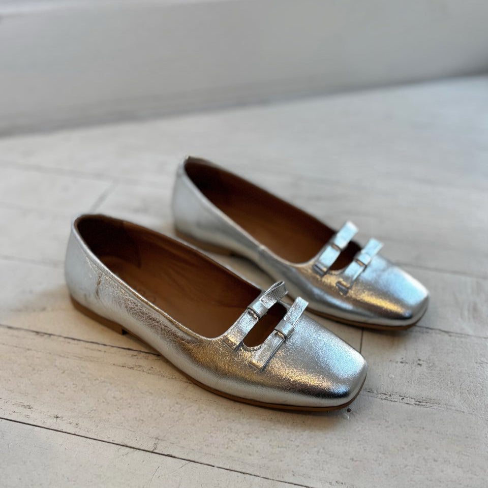 BUENO - ELOISE FLAT IN SILVER METALLIC LEATHER