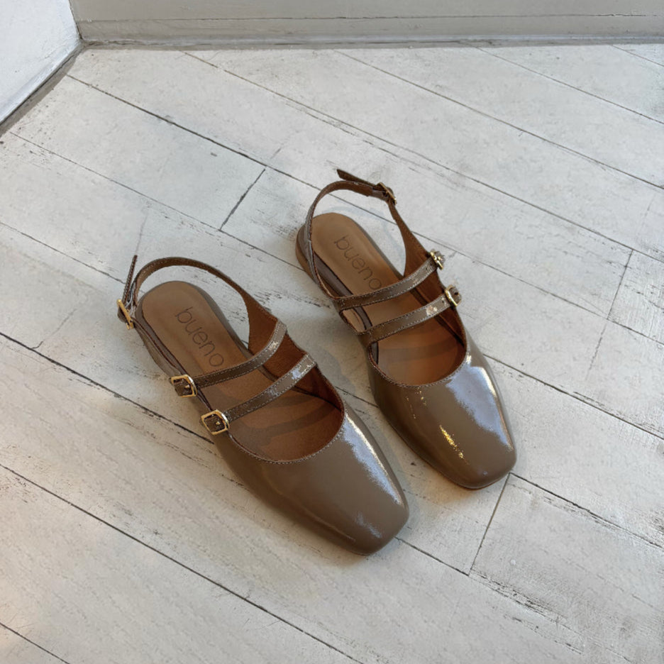 BUENO - ESTELLA SLINGBACK FLAT IN TAUPE PATENT LEATHER