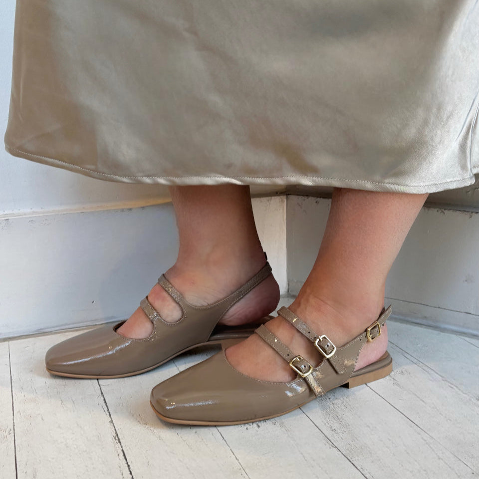 BUENO - ESTELLA SLINGBACK FLAT IN TAUPE PATENT LEATHER