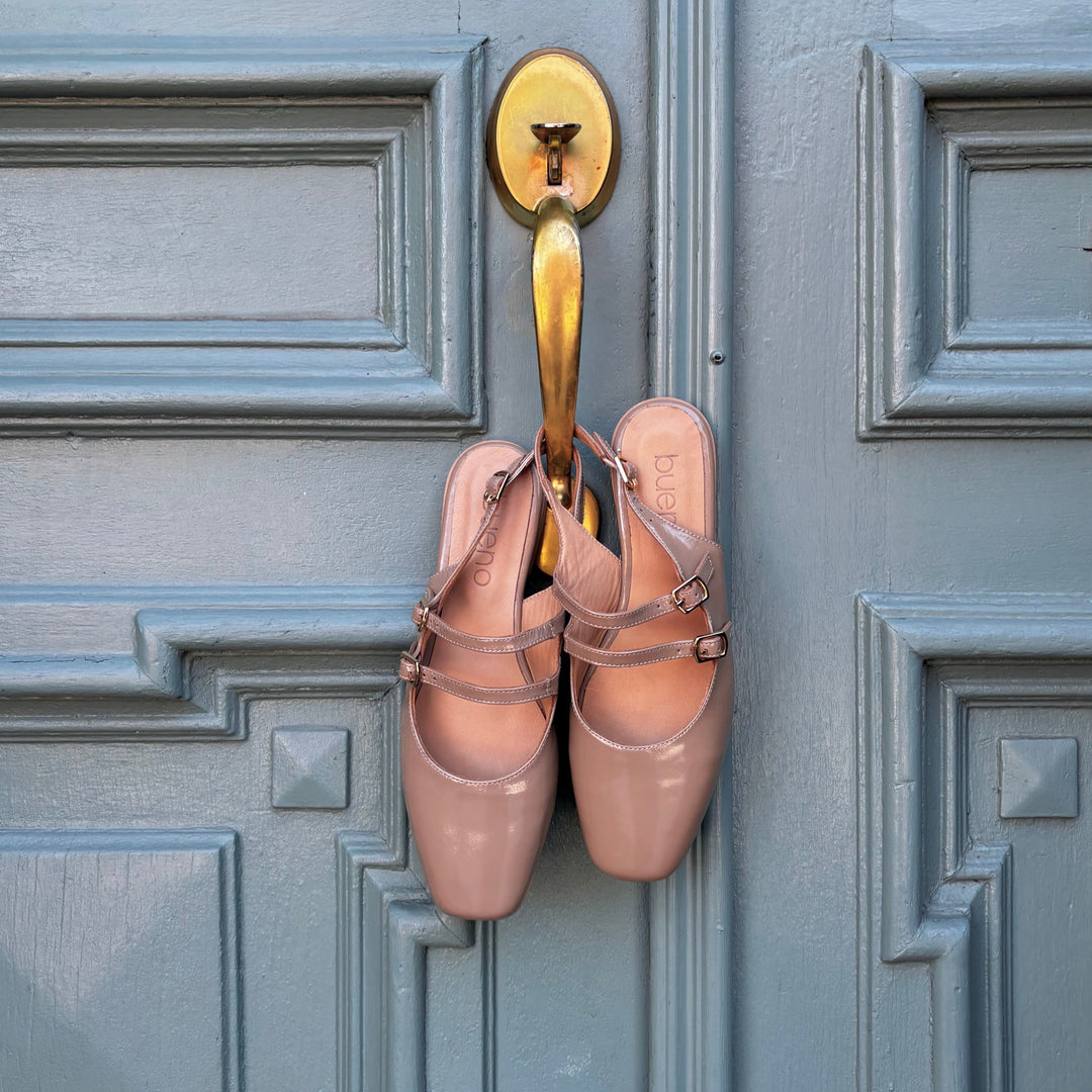 BUENO - ESTELLA SLINGBACK FLAT IN TAUPE PATENT LEATHER