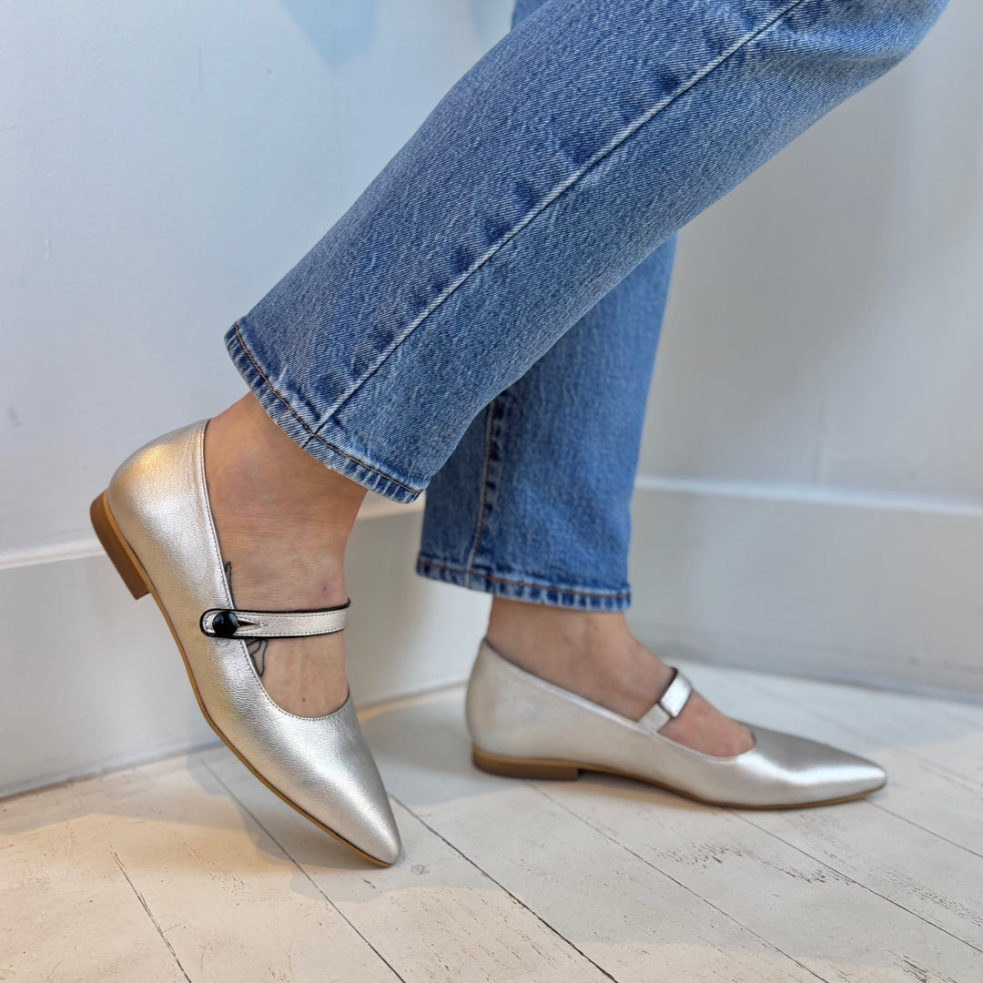 FLY LONDON - SULN MARY-JANE FLAT IN SILVER METALLIC LEATHER