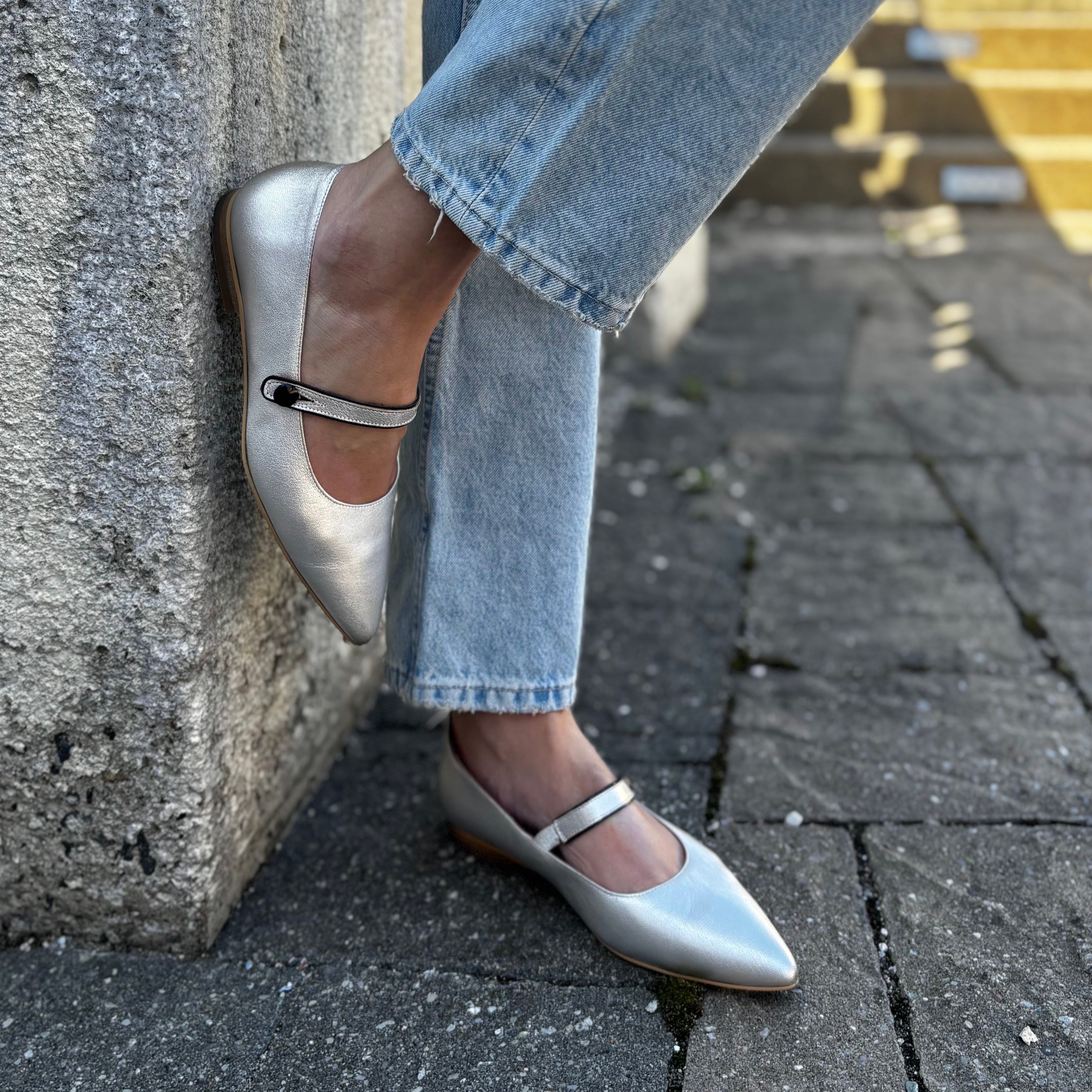 fig London Flat Aerialpile frill SK グレー Amazon.com | Fly London Women's Flats Sandal, Light Grey