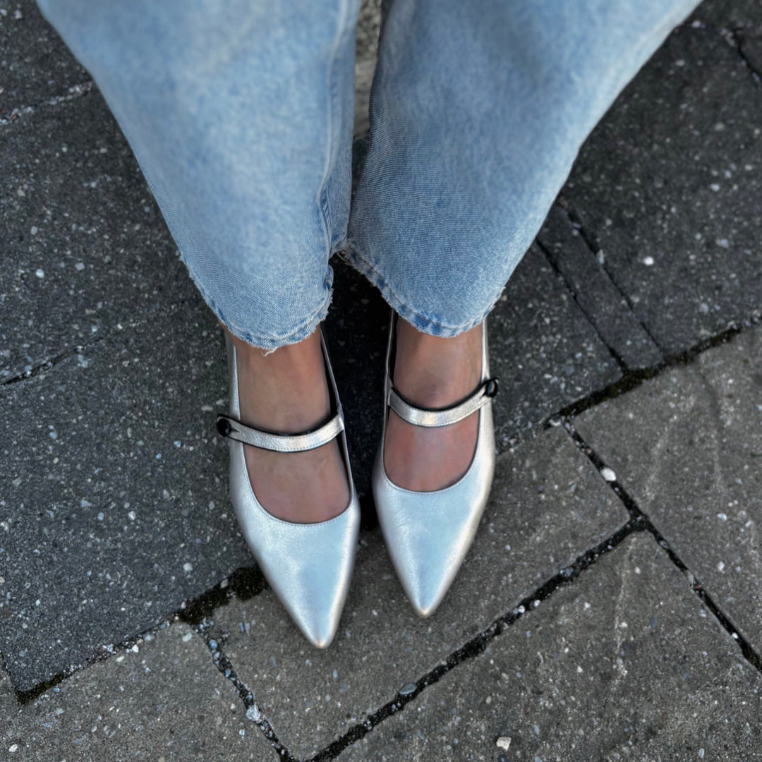 FLY LONDON - SULN MARY-JANE FLAT IN SILVER METALLIC LEATHER