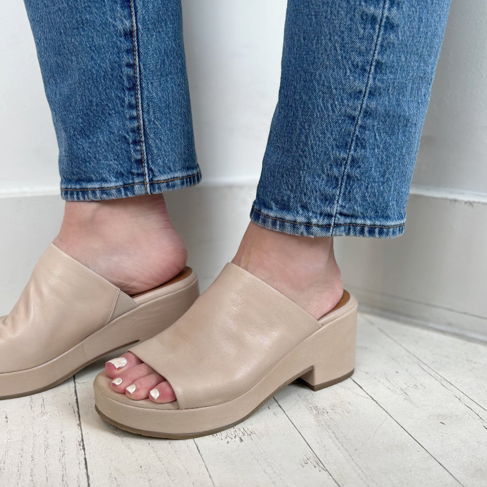 MIZ MOOZ - GWEN SANDAL IN CREAM LEATHER