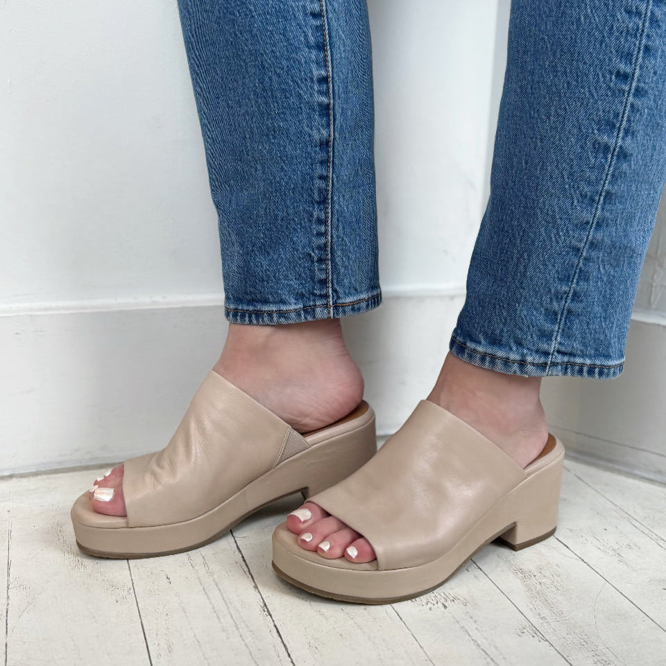 MIZ MOOZ - GWEN SANDAL IN CREAM LEATHER