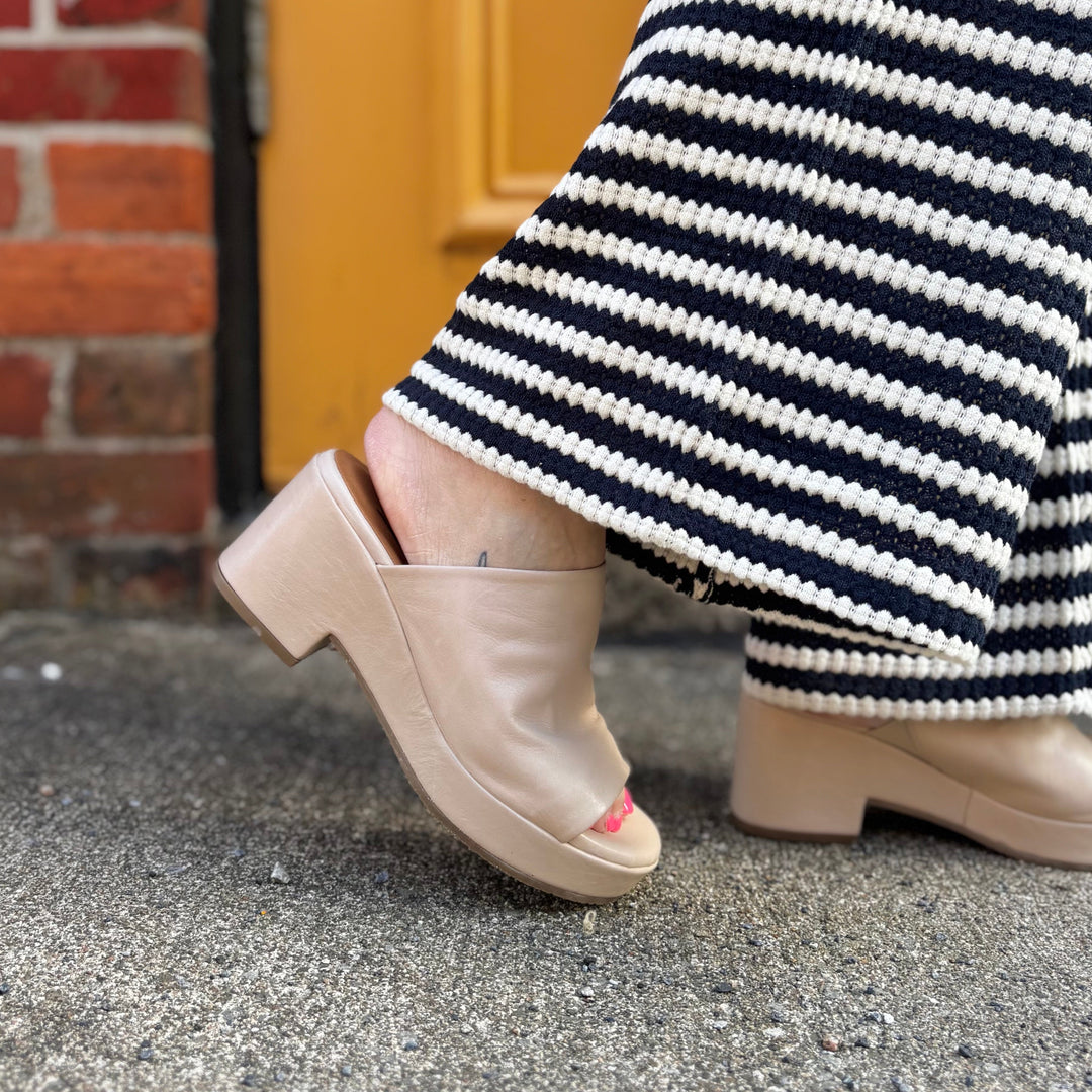 MIZ MOOZ - GWEN SANDAL IN CREAM LEATHER