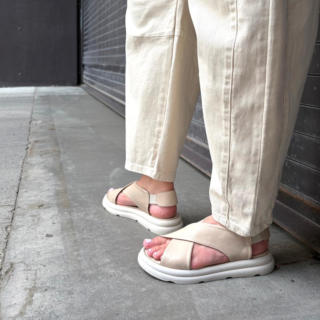 BUENO - GWEN SANDAL IN CREAM LEATHER