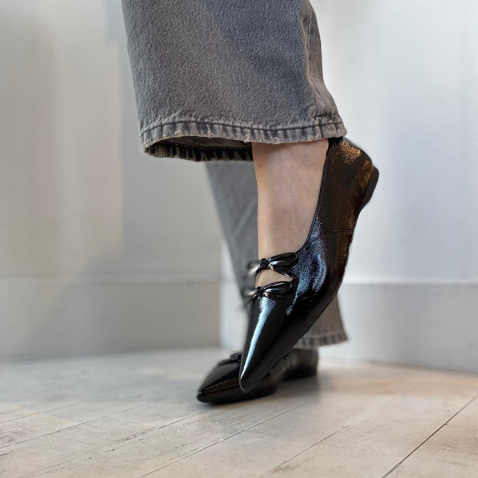 VAGABOND SHOEMAKERS - HERMINE FLAT IN BLACK PATENT LEATHER