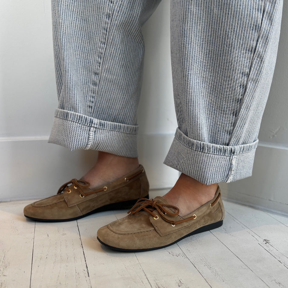 (取寄) バガボンド シューメーカーズ レディース ヒラリー スエード ボーティング シューズ Vagabond Shoemakers women Hillary Suede Boating Shoe Nougat VAGABOND SHOEMAKERS - HILLARY BOAT SHOE IN NOUGAT SUEDE – the