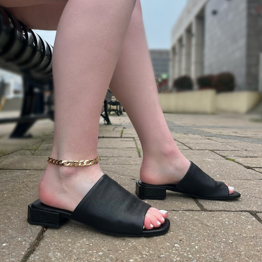 STEVE MADDEN - ANDERS SLIDE IN BLACK LEATHER
