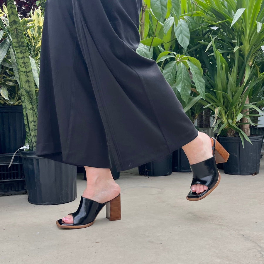 ANGEL ALARCON - ABBA SANDAL IN BLACK PATENT LEATHER