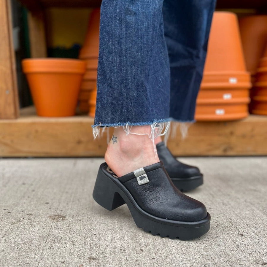 FLY LONDON - MEPO434FLY MULE IN BLACK LEATHER