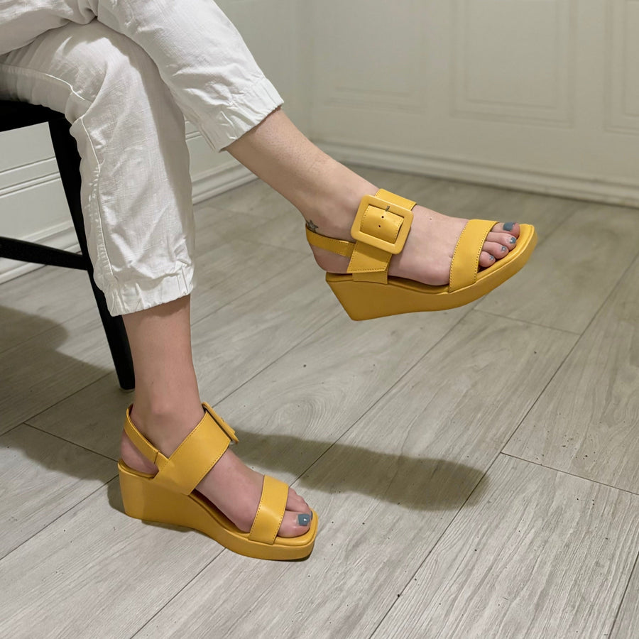 BUENO - FELICITY WEDGE SANDAL IN MUSTARD LEATHER