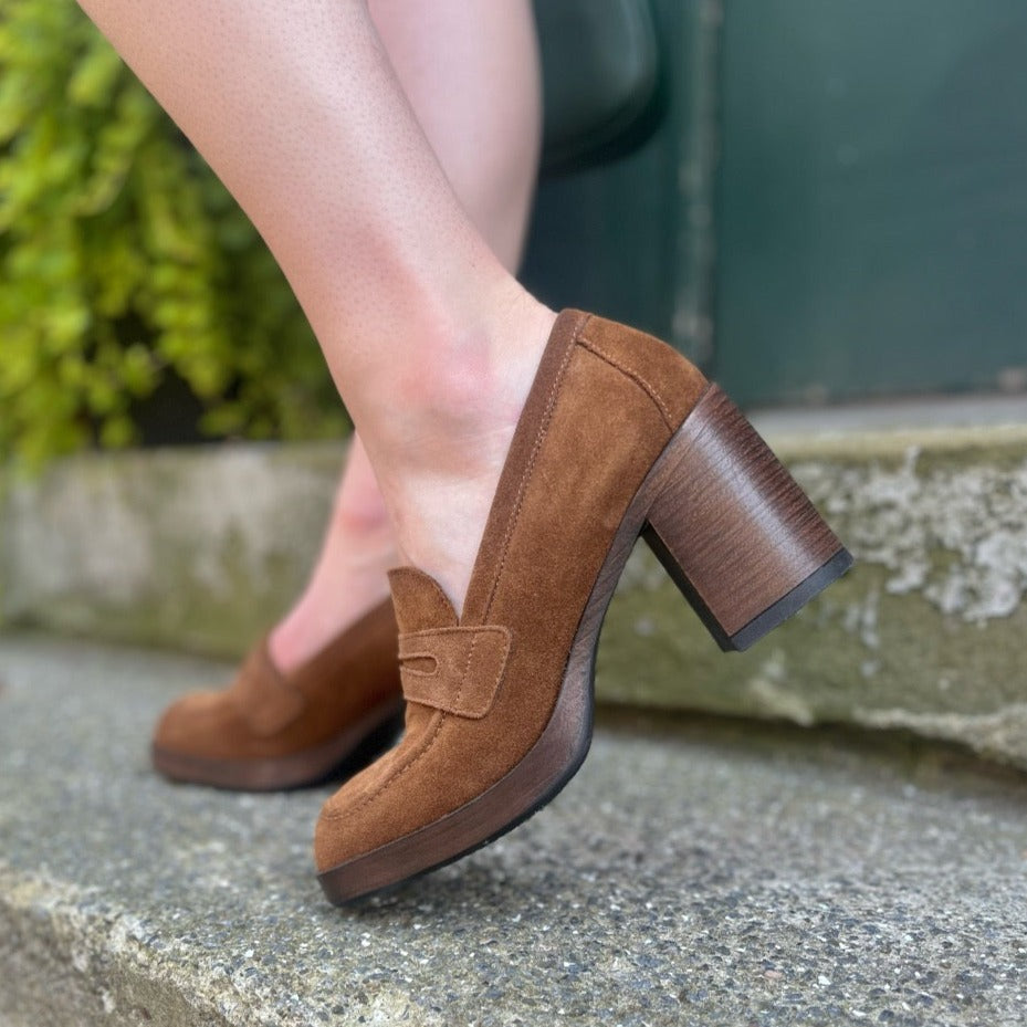 ATELIERS - SARA HEELED LOAFER IN TAN SUEDE