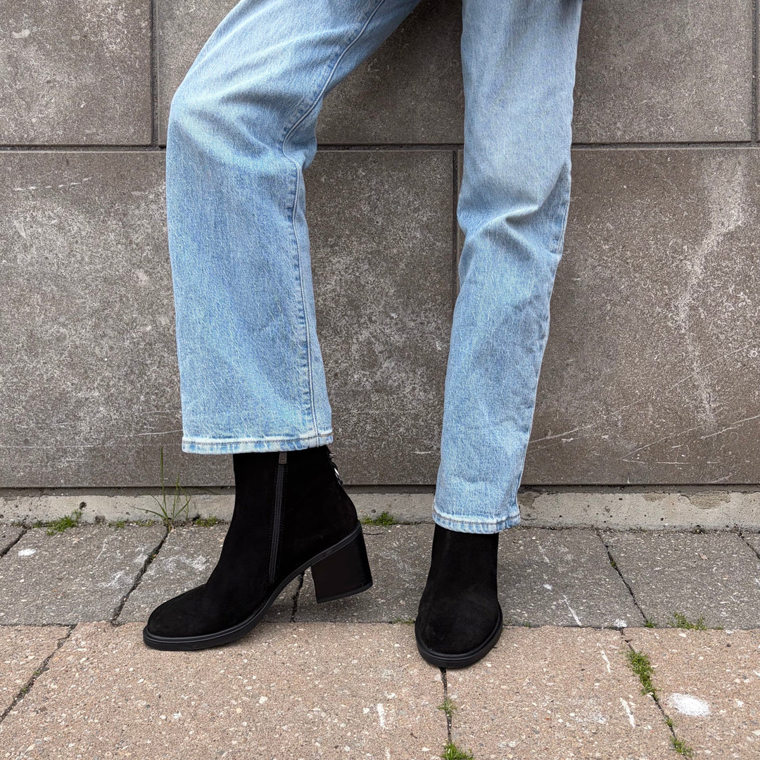 ATELIERS - SLOAN BOOT IN BLACK SUEDE
