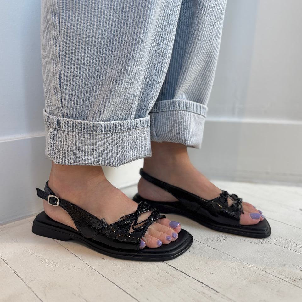 VAGABOND SHOEMAKERS - IZZY SLINGBACK SANDAL IN BLACK PATENT LEATHER