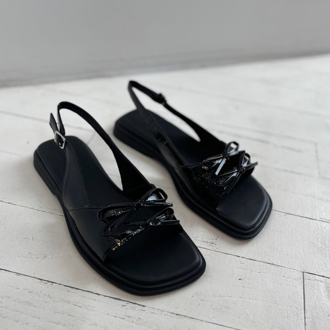 VAGABOND SHOEMAKERS - IZZY SLINGBACK SANDAL IN BLACK PATENT LEATHER