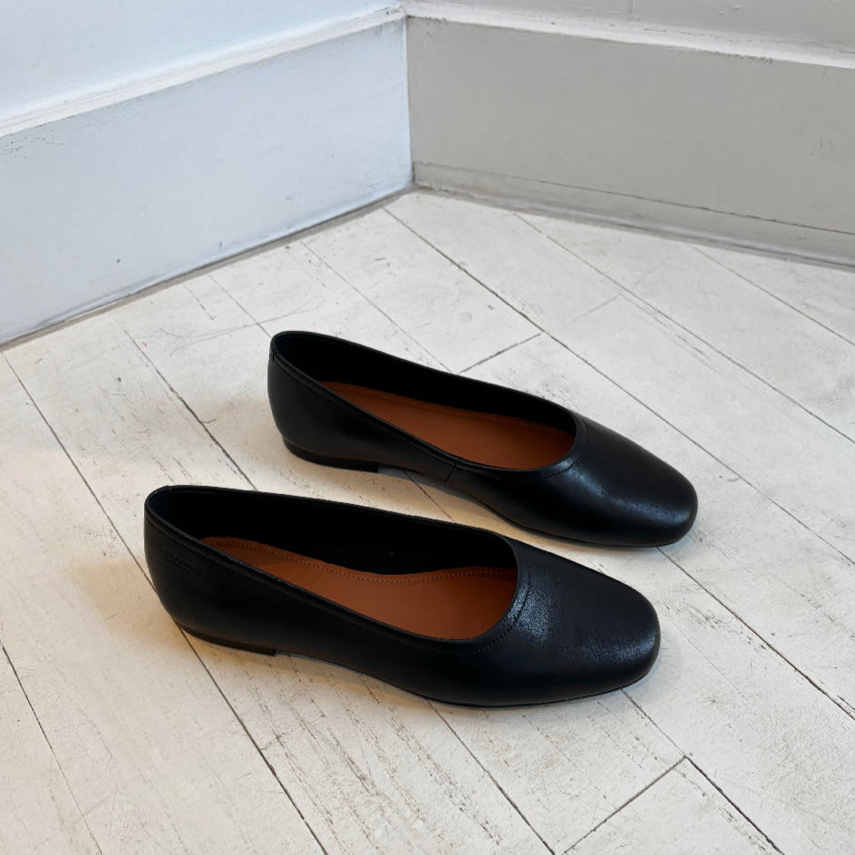 VAGABOND SHOEMAKERS - JOLIN FLAT IN BLACK LEATHER