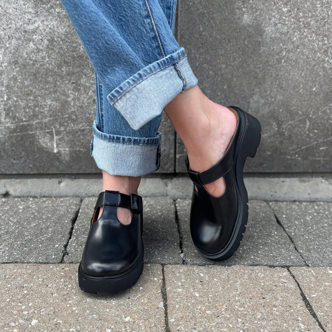 CAMPER - MILAH MULE K201730-001 IN BLACK LEATHER