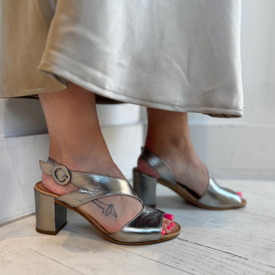 BUENO - NYOMI HEELED SANDAL IN METALIC SILVER LEATHER