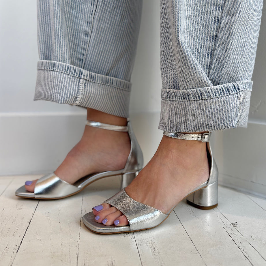 VAGABOND - PIPER HEELED SANDAL IN SILVER LEATHER