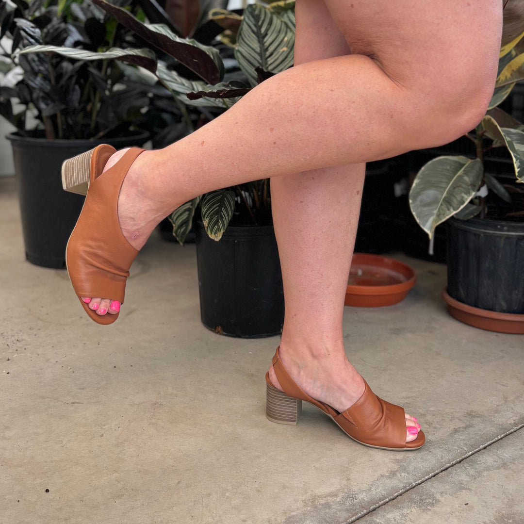 BUENO - RYDER HEELED SLINGBACK SANDAL IN DARK TAN LEATHER