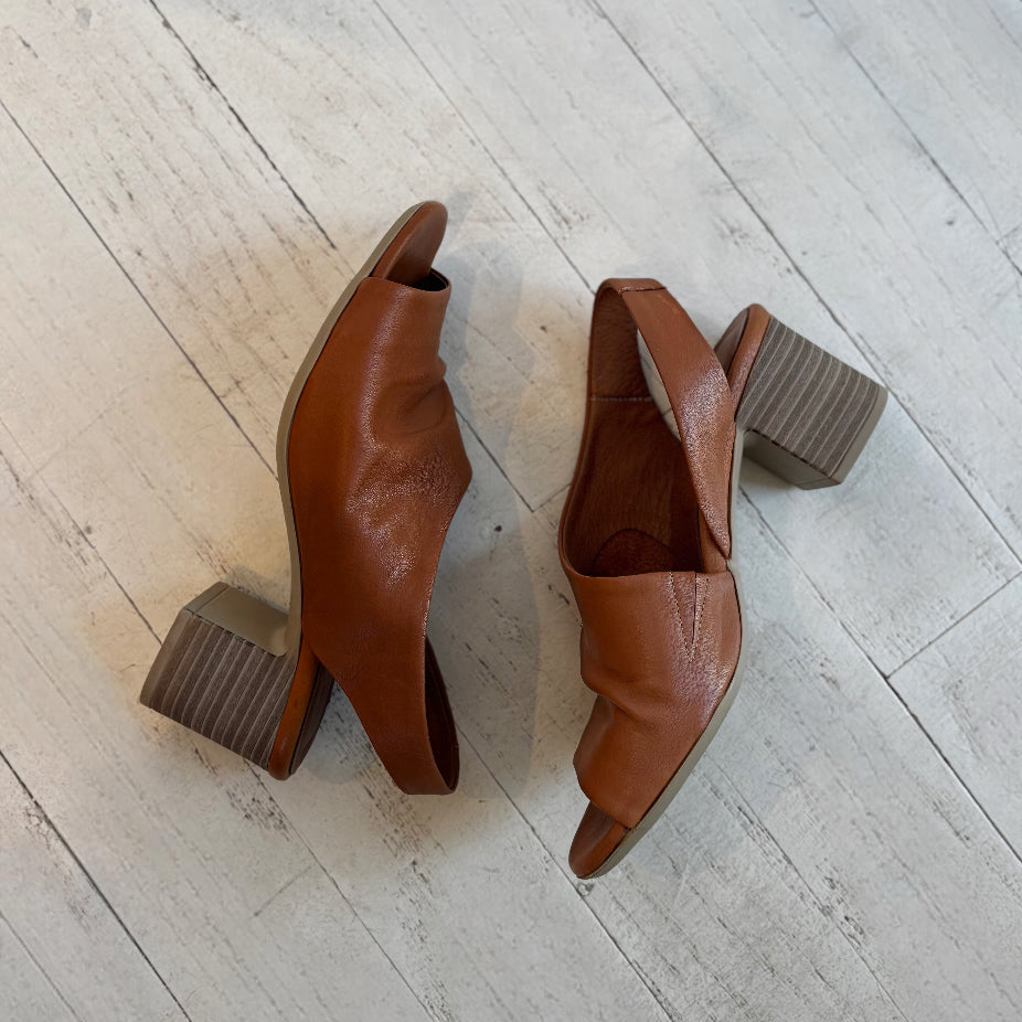 BUENO - RYDER HEELED SLINGBACK SANDAL IN DARK TAN LEATHER
